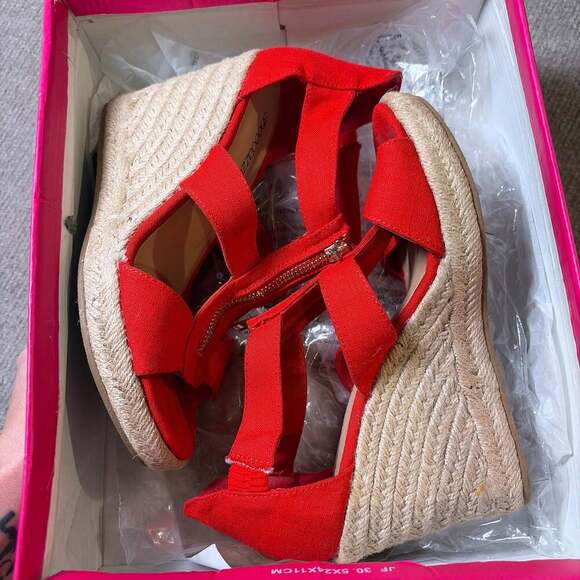 Just fab karsey, wedge heels , size 7, red with gold... - Picture 5 of 6